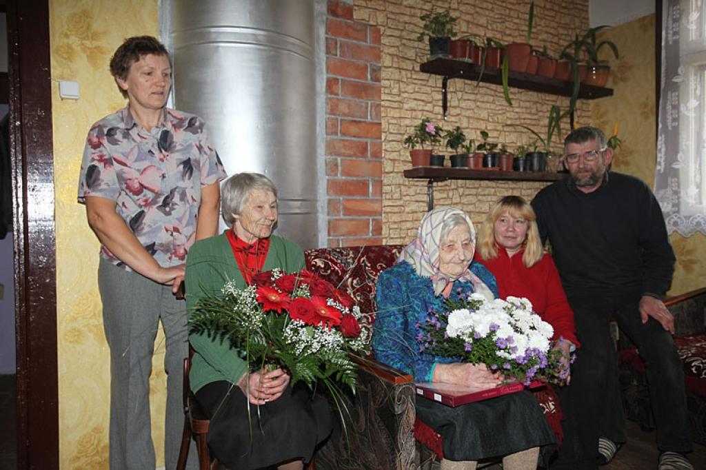 Jubilāre Antoņina Logina ir pateicīga meitai Lidijai (otrā no kreisās), mazdēlam Ivaram, viņa sievai Valdai (pirmā no kreisās) un mazmeitai Inārai, ka ir kopā un palīdz viņai. 
Autors: Evita Brokāne