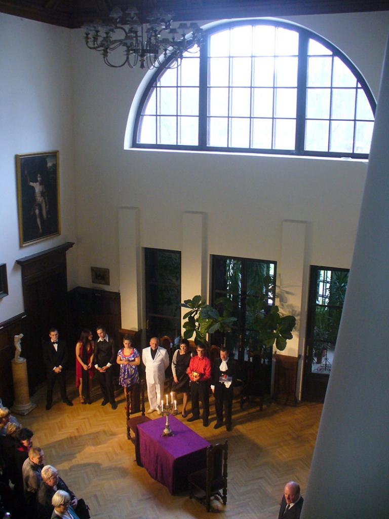 Gulbenes Tautas teātris 23.oktobrī Rokišķu novada muzejā (Lietuvā), kas atrodas kādreizējās muižas teritorijā, rādīja iestudējumu “Zirgs bezsamaņā”. Skatītāji gulbeniešiem aplaudēja, kājās stāvot.
Autors: Ģirts Jogurs