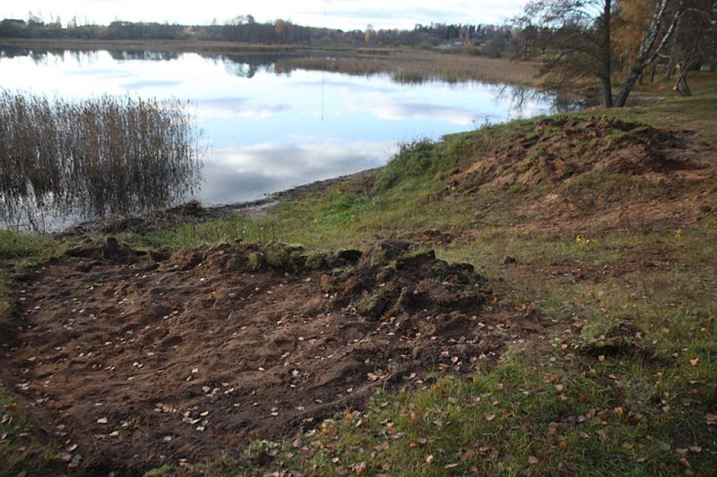 “Smoņu senkapus pagājušajā nedēļā apskatīja arheologi. Viņiem neizdevās neko atrast, tāpēc tika pieņemts lēmums izrakātās vietas aizlīdzināt,” stāsta Valsts kultūras pieminekļu aizsardzības inspekcijas inspektore Sarmīte Dundure.
Autors: Gatis Bogdanovs 