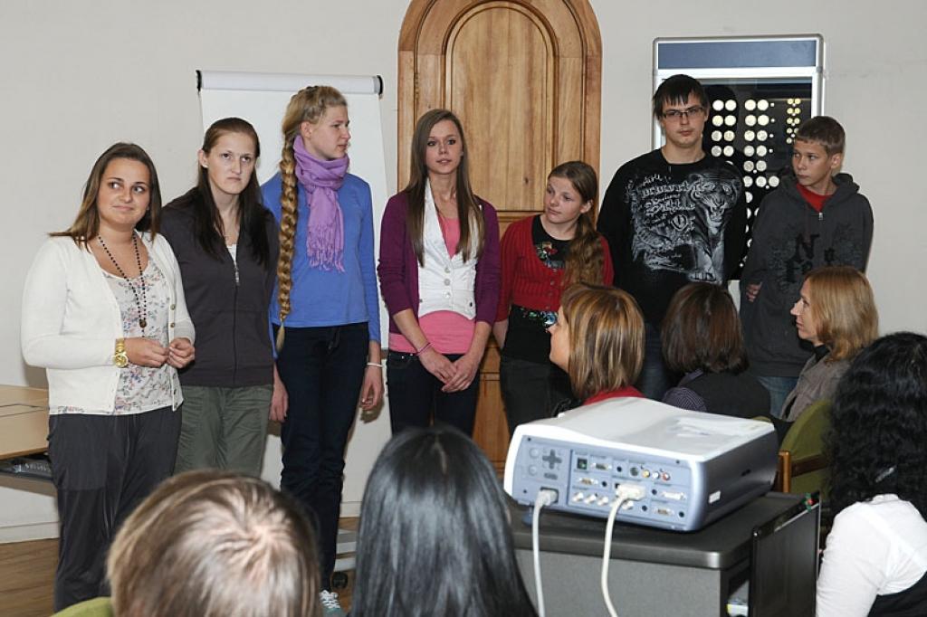 Lizuma vidusskolas darba grupa prezentē savu skolu un pagastu (attēlā no kreisās: Paula Pajate, Una Cimdiņa, Kintija Pētersone, Ieva Kalniņa, Māris Kaufelds un Ernests Stūriška).
Autors: Roberts Kaniņš, LNVM