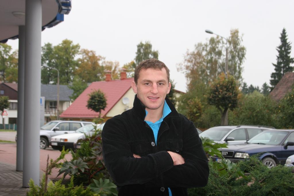 Armands Zvirbulis mācījies Beļavas Krišjāņa Valdemāra pamatskolā, Gulbenes vidusskolā, beidzis Rīgas 84.vidusskolu, ieguvis bakalaura grādu, studējot Latvijas Sporta pedagoģijas akadēmijā, pašlaik papildus apgūst mācību kursu, lai varētu strādāt par brīvās cīnņas treneri.
Autors: Gatis Bogdanovs