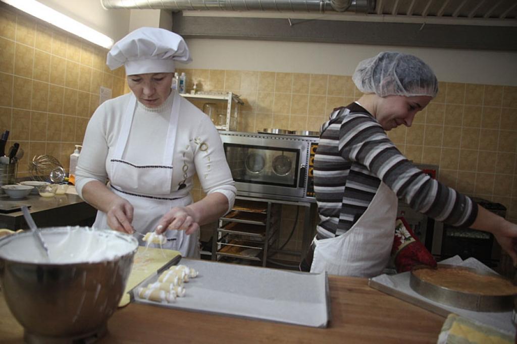 Kūku bodes ”Gardums” vadītāja un īpašniece Inese Veismane nenoliedz, ka pašai sava uzņēmuma atvēršana šajā laikā ir risks. “Bet kaut kas taču ir jādara, jo es negribu braukt projām no Latvijas, ņemot vērā, ka man šeit ir mājas,” viņa saka. Inese (no kreisās) arī pati ceps kūkas. Viņai palīdz Svetlana Žeiļuka.
Autors: Gatis Bogdanovs
