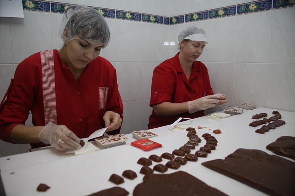 Lizuma konfekšu cehā ražoto jaunumu - konfekti “Gotiņa” ar kanēļa un ābolu garšu - ātri un meistarīgi ietin tinējas Iveta Medne un Līga Ermiča.
Autors: Gatis Bogdanovs