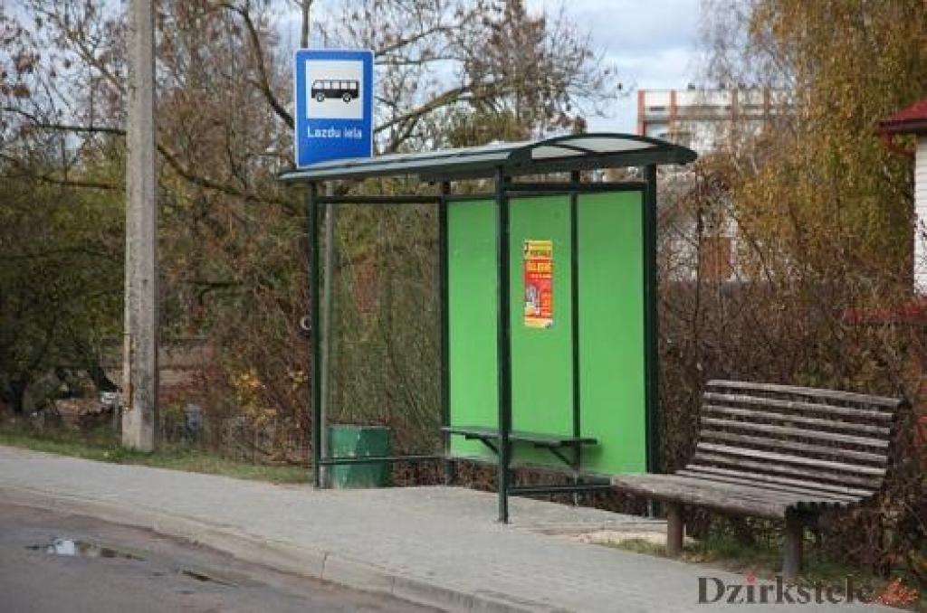 Arī Lazdu ielas pieturā iepretim veikalam 