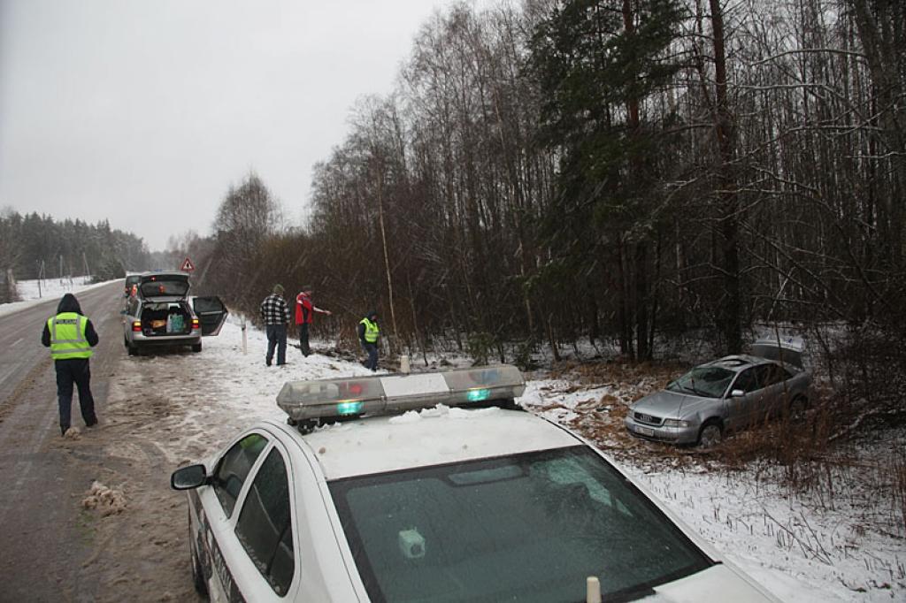 17.decembrī pulksten 11:10 Lizuma pagastā autoceļa Smiltene - Gulbene 37.kilometrā 1989. gadā dzimis Rīgas iedzīvotājs, vadot automašīnu AUDI A4, nav izvēlējies drošu braukšanas ātrumu. Viņa vadītā automašīna nobraukusi no ceļa braucamās daļas un apgāzusies.
Autors: Gatis Bogdanovs