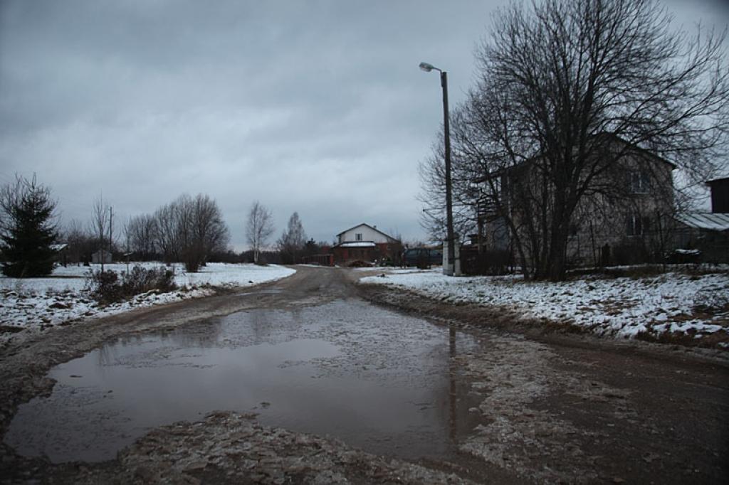 Uz Tilta ielas atzara, kas iet paralēli Dzirnavu ielai, braucamās daļas izveidojusies pamatīga  peļķe, kas vislielākās problēmas rada gājējiem, jo ilgu laiku jau nedeg arī divas ielu apgaismes spuldzes. 
Autors: Gatis Bogdanovs