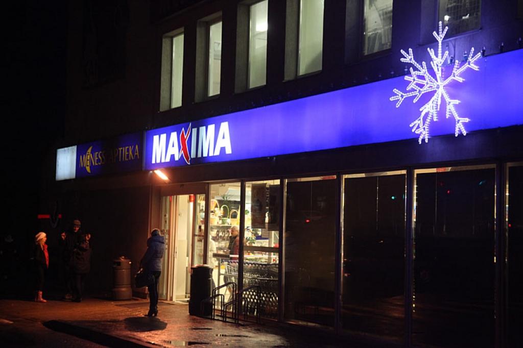 Vairākās vietās pilsētā jau kādu laiku ir redzami skaisti izpušķoti skatlogi, māju logi un arī pagalmi. Tas kaut nedaudz rada svētku sajūtu drūmajā un nemīlīgajā laikā. 
Autors: Gatis Bogdanovs