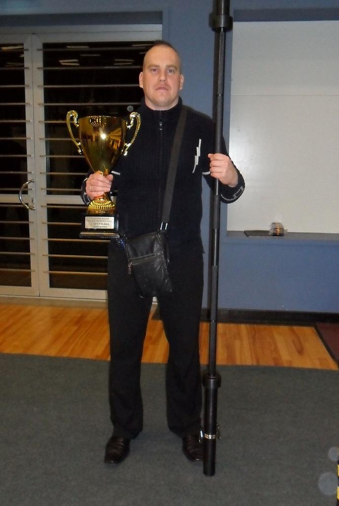 Aigars Cīrulis ar Gulbenes atlētu godam nopelnīto balvu Latvijas kausā spēka trīscīņā.
Autors: No personiskā albuma.