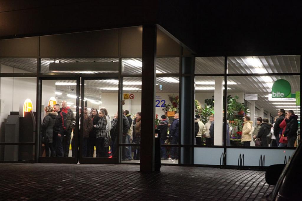 Arī Gulbenē bija liela drūzma pie bankomātiem, arī tirdzniecības centrā 