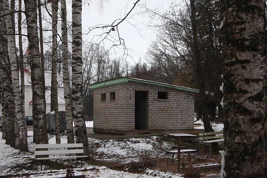 Gulbenē, Miera ielā, tuvākajā laikā demontēs aptuveni 50 gadus veco sabiedrisko tualeti, kas atrodas ceļa malā netālu no restaurētās kapličas ēkas, kurai ir 76 gadi.
Autors: Gatis Bogdanovs