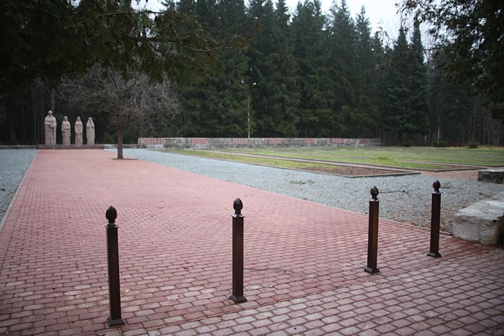 Gulbenes Brāļu kapu teritorijā vairs nevar iebraukt ar automašīnu. Iedzīvotāji to jau ir pamanījuši un vairums vērtē atzinīgi, jo kapi nav domāti izklaidei.
Autors: Gatis Bogdanovs