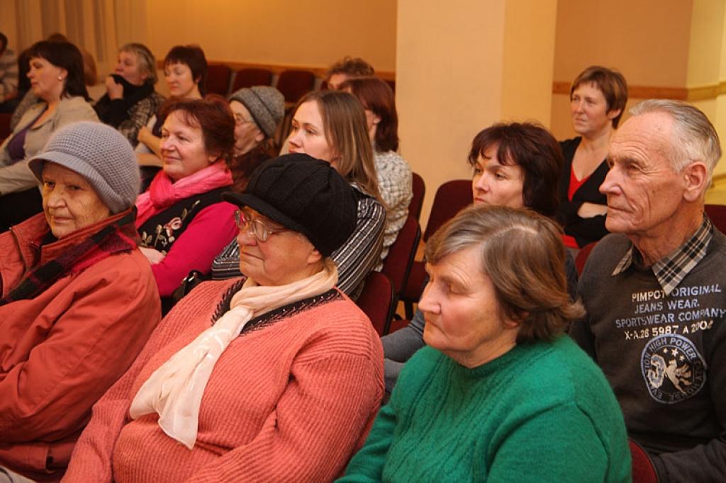 Lejasciemieši tikās ar Gulbenes novada domes vadību un nodaļu vadītājiem, lai uzklausītu domes speciālistu informāciju par viņu darbu, bet pēc tam iedzīvotāji uzdeva amatpersonām sev svarīgus jautājumus.
Autors: Gatis Bogdanovs