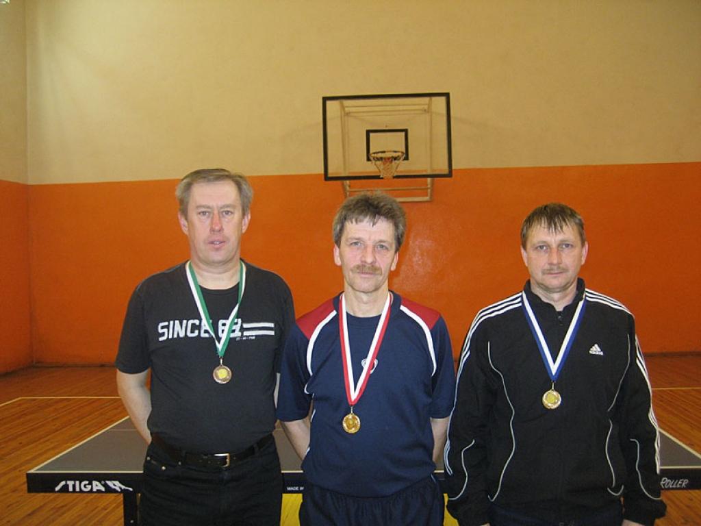 Iespēja Daukstu pagasta Staros sacensties ar galda tenisistu Bruno Losānu no Rēzeknes (centrā) šogad palīdzēja kaldināt meistarību arī vietējiem spēlētājiem – Agrim Korim (no kreisās) un Aigaram Žvīguram.
Autors: No personiskā albuma.