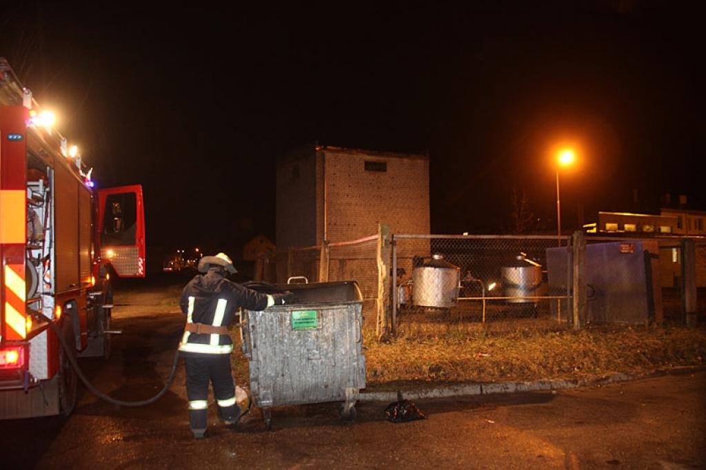 Brīvdienās pie daudzdzīvokļu mājām Rīgas ielā konteinerā aizdegās atkritumi. Kāda sieviete, kura  turpat dzīvo “Dzirkstelei” stāsta, ka pie vainas ir 10 līdz 12 gadus veci puišeļi. “Trīs vakarus pēc kārtas viņi mēģināja to aizdedzināt, un beigās tas viņiem arī izdevās,” stāsta sieviete.
Autors: Gatis Bogdanovs