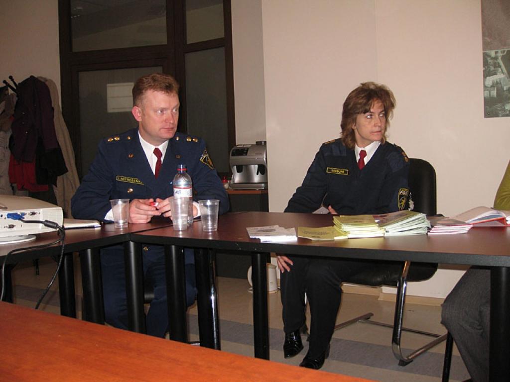 Valsts policijas Vidzemes reģiona pārvaldē pirmo un, cerams, ne pēdējo reizi notika atvērto durvju diena žurnālistiem. Tajā piedalījās arī pārvaldes priekšnieks Imants Mitrošenko un priekšnieka palīdze Ilze Ungure.
Autors: Pārsla Konrāde