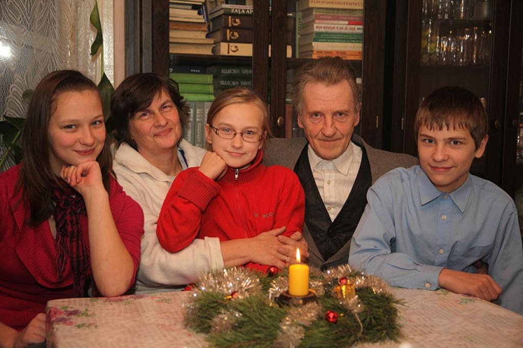 Maija un Bruno Beitiki ar jaunākajiem bērniem – Ritu (no kreisās), Lauru un Reini.
Autors: Gatis Bogdanovs