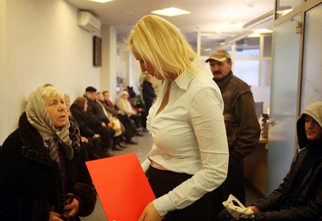 Cilvēku pieplūdums šajās dienās vērojams arī “Citadeles” Gulbenes klientu apkalpošanas centrā. Cilvēki steidz izņemt naudu, pārskaitīt to uz citu kontu vai arī noguldīt.
Autors: Gatis Bogdanovs