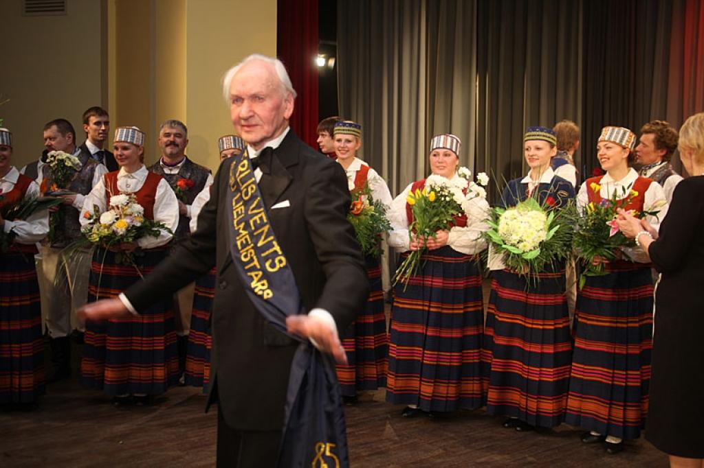 Gulbenes kultūras centrā pagājušajā sestdienā notika deju pedagoga un horeogrāfa Kārļa Venta 85 gadu jubilejas pasākums, kurā viņš bija kopā ar saviem tuviniekiem, deju kopu “Ratiņš”, draugiem, paziņām un dejas mākslas cienītājiem....
Autors: Gatis Bogdanovs