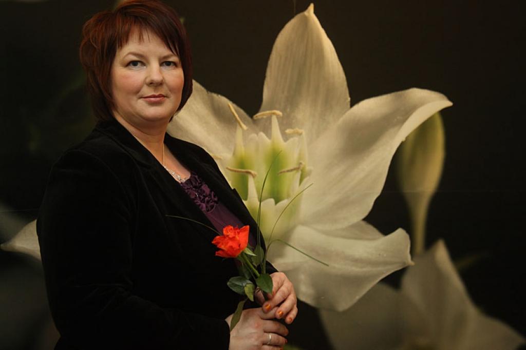 Šoreiz “Dzirksteles” un salona “Tiina lux” piedāvātajās pārvērtībās piedalījās 39 gadus vecā Aelita Priede no Tirzas, kura strādā skolā par internāta audzinātāju. 

Viņu pārvērtībām pieteica meita Rasma. Arī pārvērtību dienā meita ir...
Autors: Gatis Bogdanovs