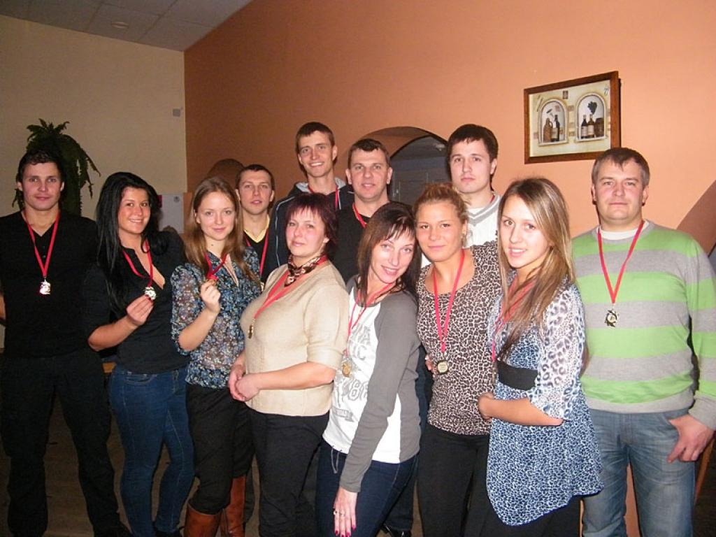 Kungu komandā spēlēja Nauris Pulkstenis, Ainārs Kāposts, Kārlis Karolis, Dzintars Vasiļjevs, Juris Bražņikovs, Vilnis Meisītis, savukārt dāmu komandā -  Ilze Liepiņlauska, Laura Stradiņa, Solvita Vīcupa, Aija Vasiļjeva, Sanda Liepiņlauska, Sanda Ragozina. 
Autors: No personiskā albuma.