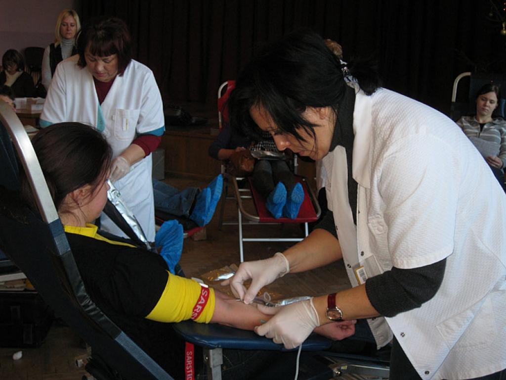 Lai atbalstītu donorus, kuri aktīvi iesaistās asins ziedošanā un gada laikā asinis vai asins komponentus ziedo trīs un vairāk reizes, centrs februārī sāks dalīt donora privilēģiju kartes. 
Autors: Gatis Bogdanovs