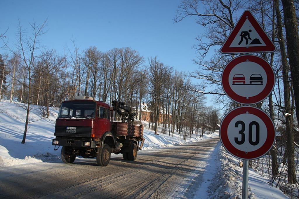 Situācija uz ielām un ceļiem, protams, mainās ik dienu, taču pirms pāris dienām kāds autovadītājs ar smago automašīnu nevarēja uzbraukt šajā kalnā – ceļš bija ļoti slidens. 
Autors: Gatis Bogdanovs