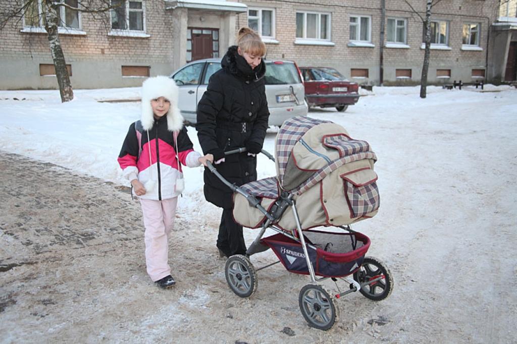 Pavisam noteikti šogad Gulbenes novadā dzimušie un šeit deklarētie bērni no pašvaldības dāvanā saņems naudu. Cik? To rīt izlems deputāti.
Autors: Gatis Bogdanovs