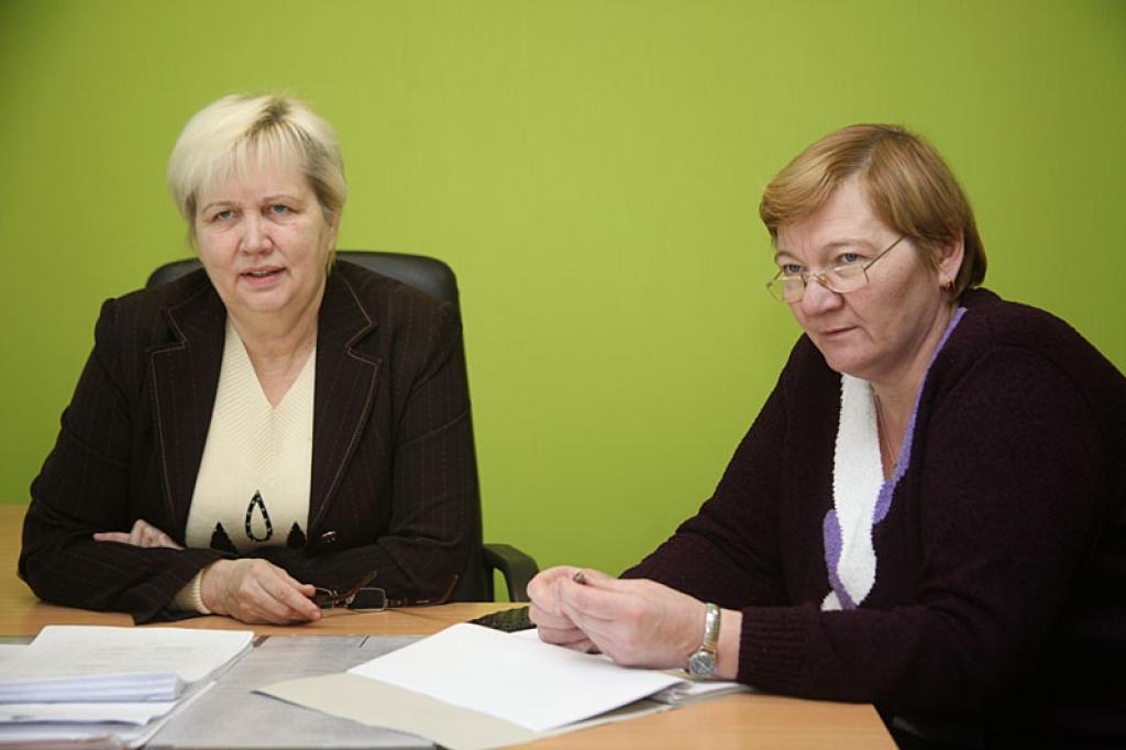 Valsts ieņēmumu dienesta Gulbenes klientu centra apkalpošanas vadītāja Irēna Rozniece ( no kreisās) un klientu konsultante Irina Markova ir gatavas semināros un individuāli skaidrot, kam, kāpēc un kā ir jāaizpilda mantiskā stāvokļa deklarācija. 
Autors: Gatis Bogdanovs 