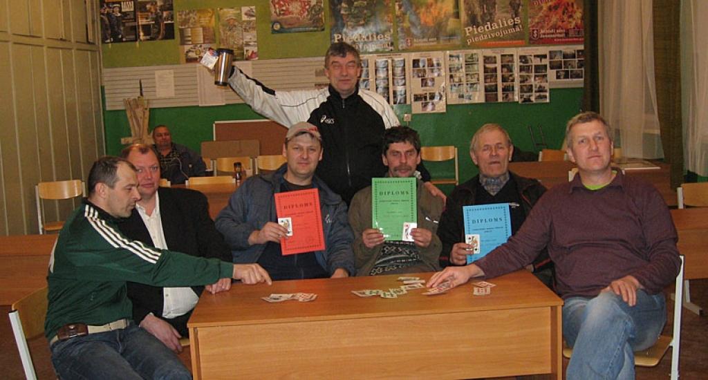 Pēc apbalvošanas visi pulcējās kopīgam foto: Aivars Blauvs (no kreisās), Jānis Kreišmanis, Armands Vebruālis, Dainis Korulis, Aivars Kauls, Arnis Cāns. Aizmugurē Andrejs Grasis, kurš saņēma mierinājuma balvu.
Autors: No personiskā albuma.