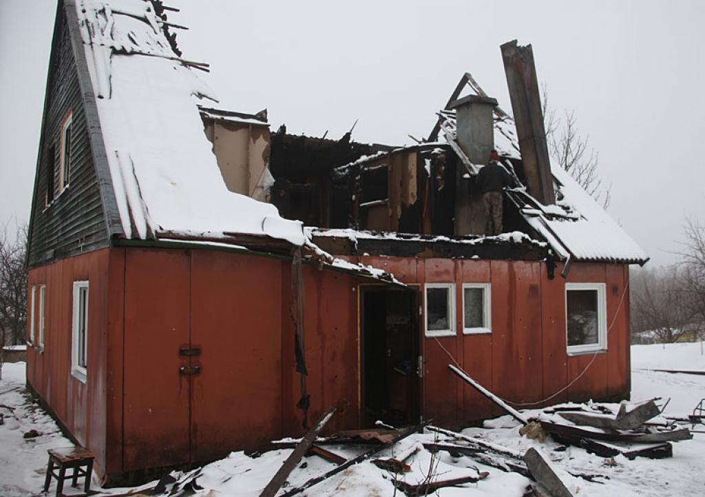 Gada sākumā Beļavas pagasta Ozolkalnā Līvānu tipa dzīvojamās mājas otrajā stāvā izcēlās ugunsgrēks. Bez pajumtes palika Radziņu ģimene, kurā aug trīs bērni. 
Autors: Gatis Bogdanovs 