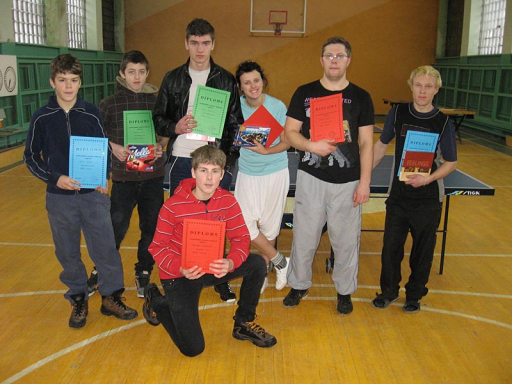 Galda tenisisti Salvis Deksnis (no kreisās), Arnolds Ķīsis, Gints Praškevičs, Lūcija Ozola, Edgars Deksnis, Aleksandrs Mednis, Armands Kokorevičs (priekšplānā) pēc balvu saņemšanas. 
Autors: No personiskā arhīva.