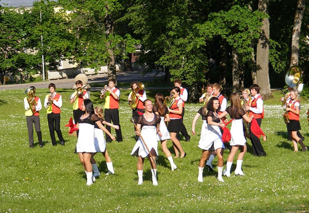 Ernsta Glika Alūksnes Valsts ģimnāzijas pūtēju orķestra defilē programmas allaž ir skatītāju iecienītas.
Autors: No personiskā albuma.