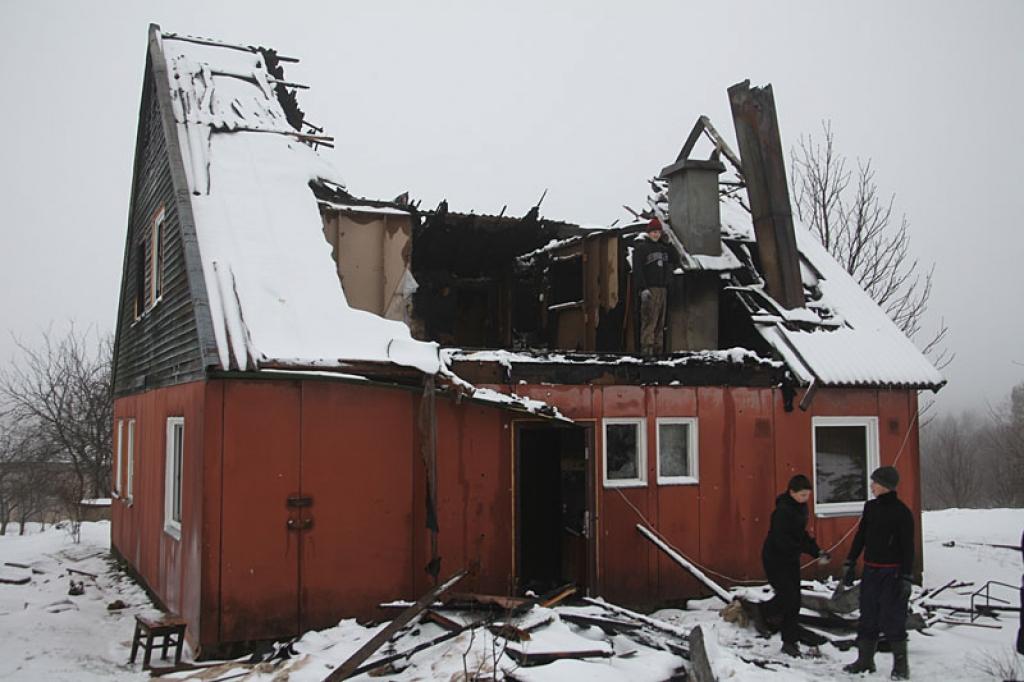 Beļavas pagasta Ozolkalnā 2.janvārī aptuveni pulksten 12.00 izcēlās ugunsgrēks Radziņu ģimenei piederošās Līvānu tipa dzīvojamās mājas otrajā stāvā. Izdega 120 kvadrātmetrus liela platība. Ēka nav atjaunojama, jo cietis arī tās pirmais stāvs. Ugunsgrēka iemesls, domājams, ir savu laiku nokalpojušais metāla dūmvads.
Autors: Gatis Bogdanovs