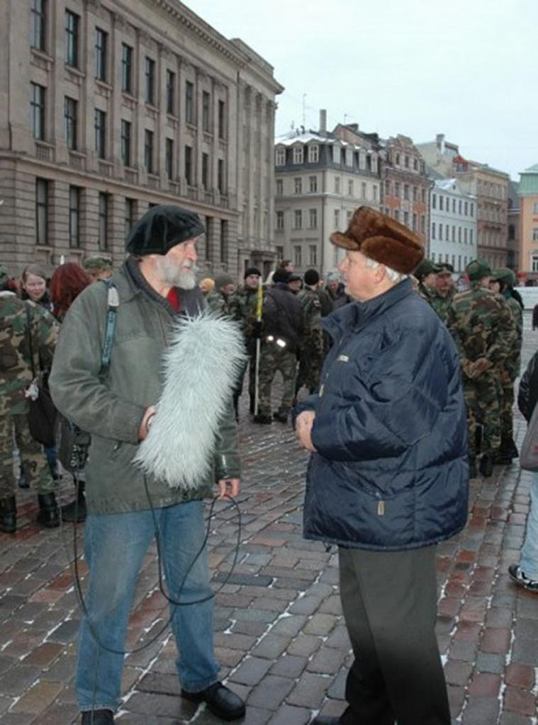 Kadrs no režisora Zigurda Vidiņa un scenārija autora Viestarta Vidiņa filmas „Tēvu barikādes
