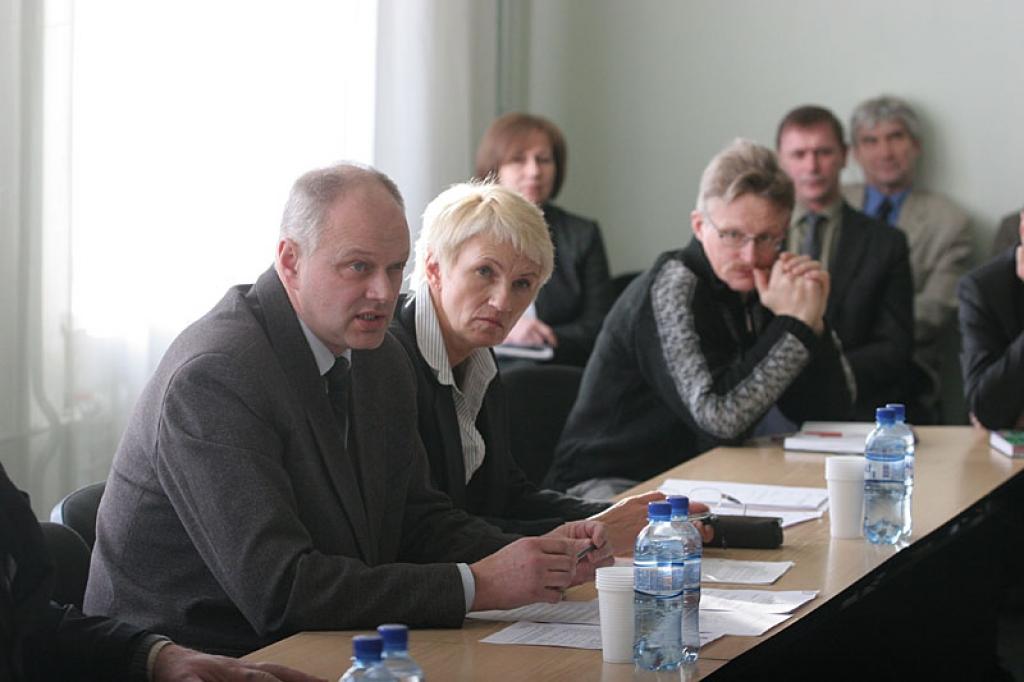 Deputāts Ivars Kupčs uzstāja, lai lielākas algas, nekā piedāvā vērtēšanas komisija, tiktu piešķirtas četriem pārvaldniekiem - Līgo, Daukstu, Stāmerienas un Gulbenes pašvaldību pārvaldniekiem.
Autors: Gatis Bogdanovs (no arhīva)