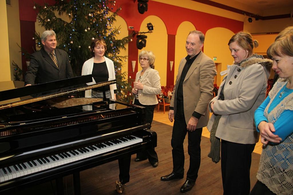  Gulbenes kultūras centru sveikt ar jauna mūzikas instrumenta iegādi pirms gadumijas bija ieradušies arī Gulbenes novada domes darbinieki. 
Autors: Gatis Bogdanovs