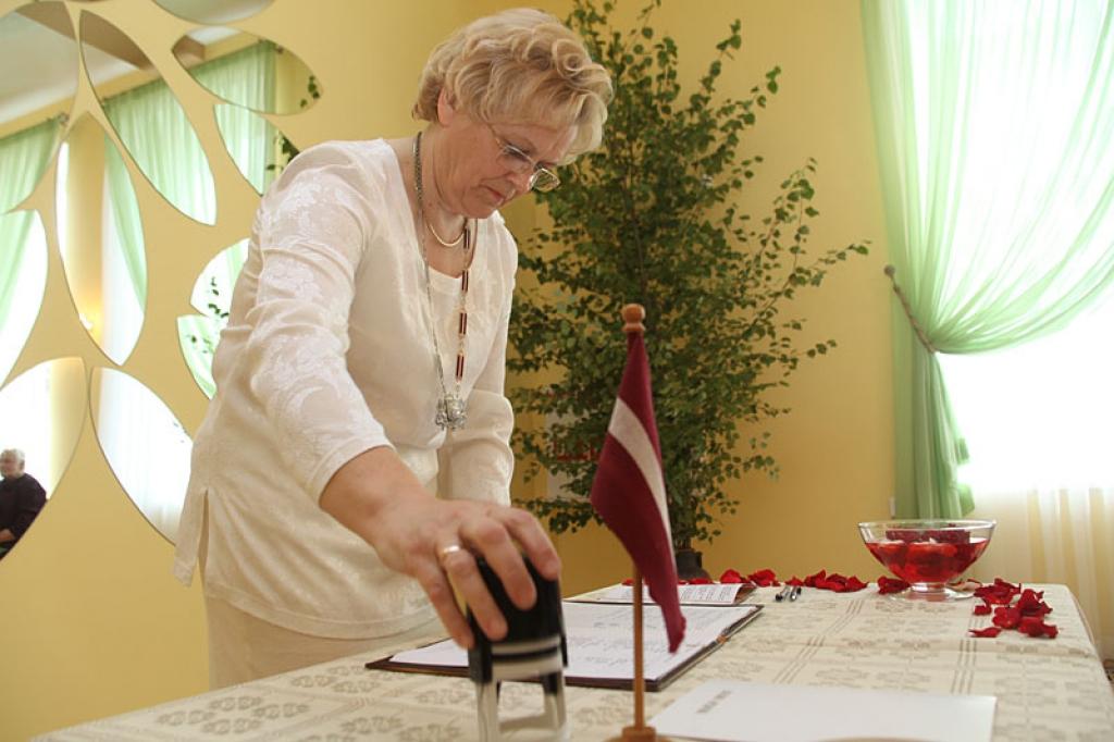 Gulbenes dzimtsarakstu nodaļas vadītāja Vita Elsiņa uzskata, ka lifts nepalīdzēs atrisināt problēmu. Pēc viņas domām, dzimtsarakstu nodaļai 