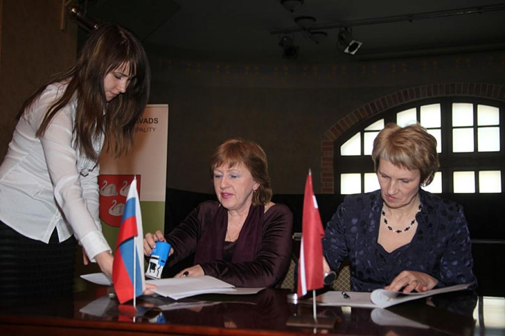  Gulbenes novada domes priekšsēdētāja Sandras Daudziņas parakstītais līgums “Vienošanās par sadarbību” ar Pleskavas apgabala (Krievija) Uzņēmējdarbības garantiju un attīstības fonda direktori Svetlanu Žuravļovu ir garants abpusējai valstu sadarbībai ekonomikā.
Autors: Gatis Bogdanovs