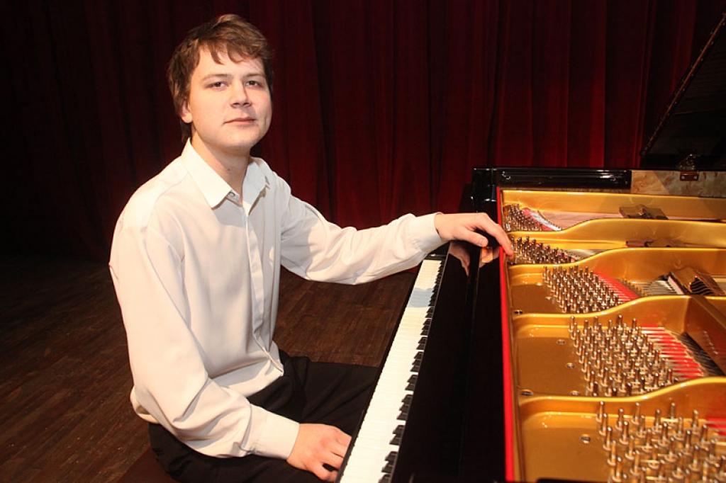 Rihards Plešanovs turpina studijas Latvijas mūzikas akadēmijā un aktīvi koncertē.
Autors: Gatis Bogdanovs