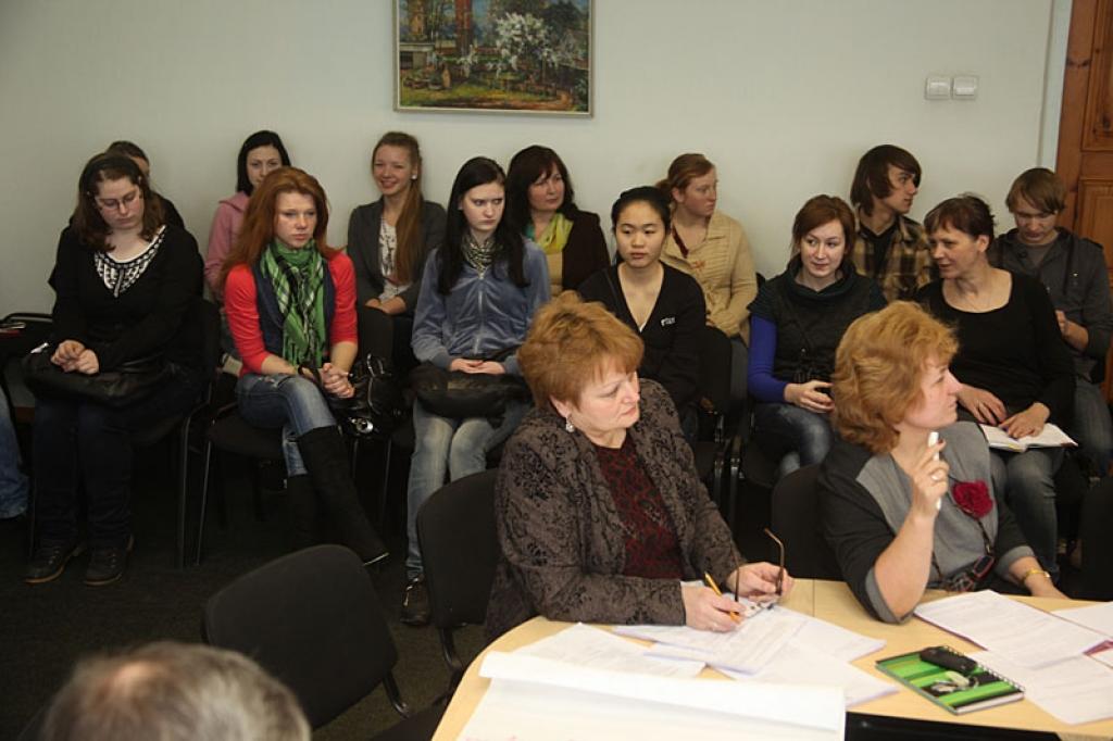 Seši Gulbenes 2.vidusskolas skolēni vakar devās līdzi “Dzirksteles” žurnālistiem, kļūstot par novada deputātu diskusiju klausītājiem tautsaimniecības komitejas sēdē. Jaunieši vēlāk teica, ka neesot gaidījuši tik spraigu šīs sēdes norisi.
Autors: Gatis Bogdanovs