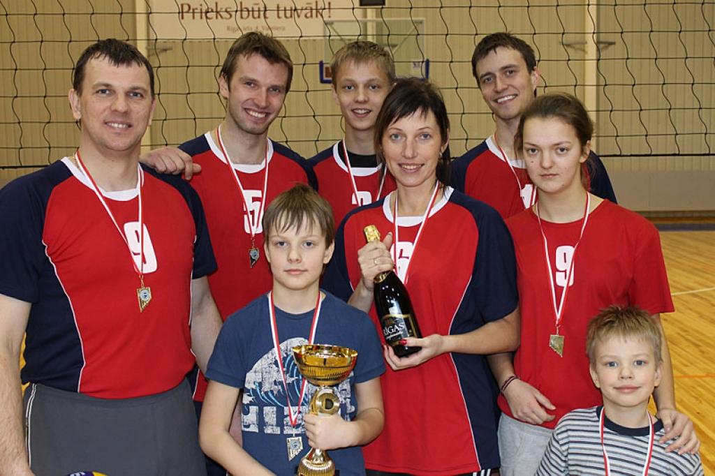 Gulbene uzvarēja spēli ar 2:1 un izcīnīja pirmo vietu: Marika Vizule, Kārlis Karolis, Valdis Vizulis, Madara Umure, Dzintars Vasiļjevs, Jānis Kalējs, Aija Vasiļjeva, Jānis Ginevičs un Ritvars Ginevičs. 
Autors: Ziedonis Lazdiņš