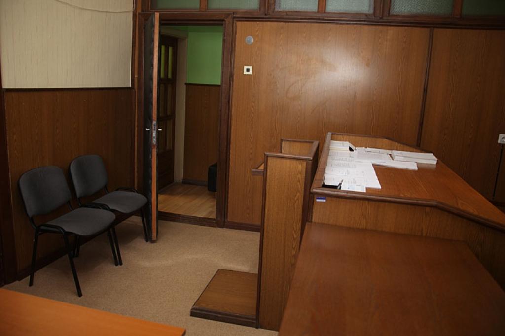 Gulbenes rajona tiesas priekšsēdētāja Gunta Gulbinska norāda, ka tiesas sēdes procesa laikā otram tiesnesim gandrīz nav iespējams iziet no sava kabineta netraucējot procesu. Fotogrāfijā nav  redzams prokurora un advokāta izvietojumu, kuri tiesas sēdes procesa laikā sēž viens otram blakus, kas neatbilst prasībām.
Autors: Gatis Bogdanovs