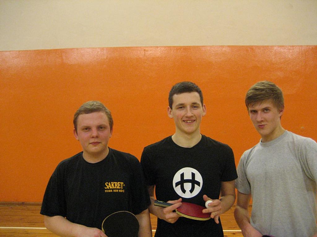 Staru tenisa pulciņa jaunie, talantīgie sportisti – Dagnis Krūmiņš no Gulbenes (no kreisās), Nauris Sirmacis no Stariem un Juris Vasiļjevs no Stāķiem. 
Autors: No personiskā albuma.