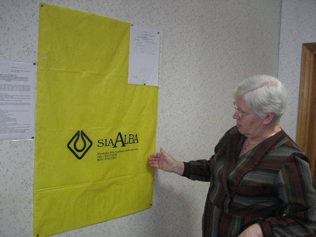 Gulbenē,  Rīgas ielā 36a, komunālo maksājumu norēķinu centrā, pilsētas un pagastu privātmāju iedzīvotājiem ir iespēja iegādāties speciālu maisu cieto sadzīves atkritumu uzkrāšanai un pēc tam arī nodošanai savācējam – SIA “Alba”.
Autors: Gatis Bogdanovs