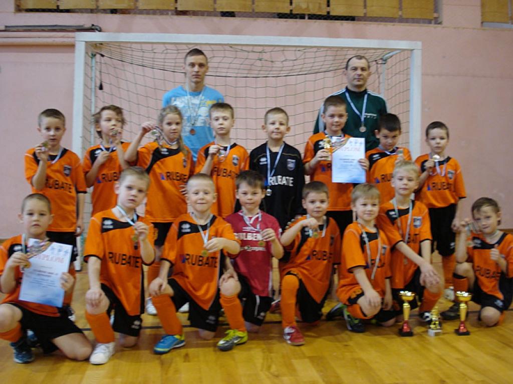 Gulbenes BJSS jaunie futbolisti pēc apbalvošanas.
Autors: No personiskā albuma