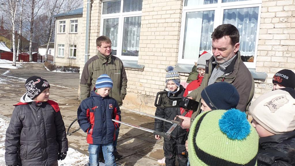 Skolēni kopā ar “Latvijas Valsts mežu” pārstāvjiem Ēvaldu Ūseli un Arni Čamu praksē izmēģināja arī dažādos instrumentus, ar ko ikdienā jāstrādā uzņēmuma darbiniekiem.
Autors: No personiskā albuma.