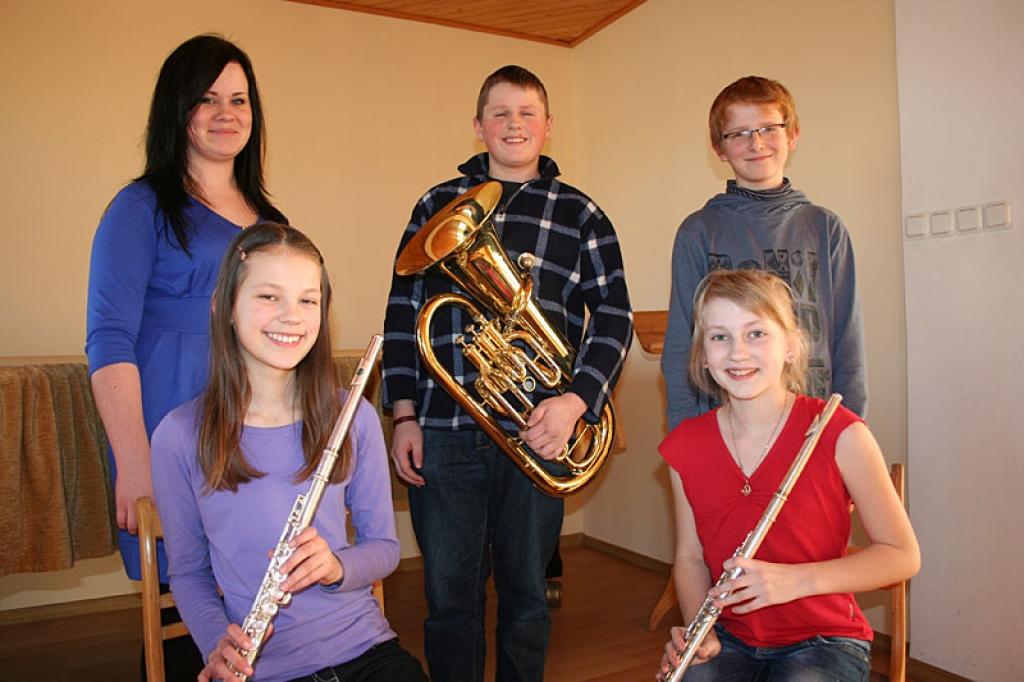 Pūšaminstrumentu spēles konkursā piedalījās un godalgotas vietas izcīnīja Līga Kalniņa (otrajā rindā no kreisās), Emīls Gāgans, Jānis Kokarevičs, Erīna Ketūra Kikuste (pirmajā rindā no kreisās) un Megija Smiltniece. 
Autors: Evita Brokāne