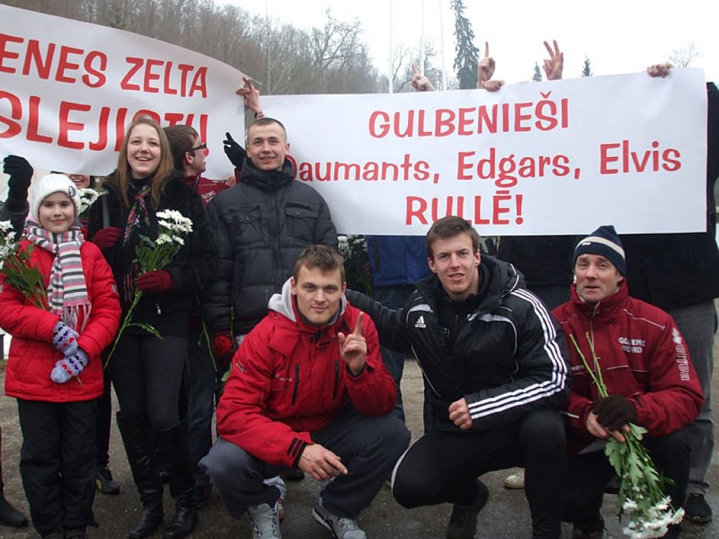 Mūsu bosblejisti Daumants Dreiškens un Elvis Kamšs (priekšplānā) un viņu atbalstītāji – jaunie novada sportisti un treneris Voldemārs Mezītis.
Autors: Ziedonis Lazdiņš