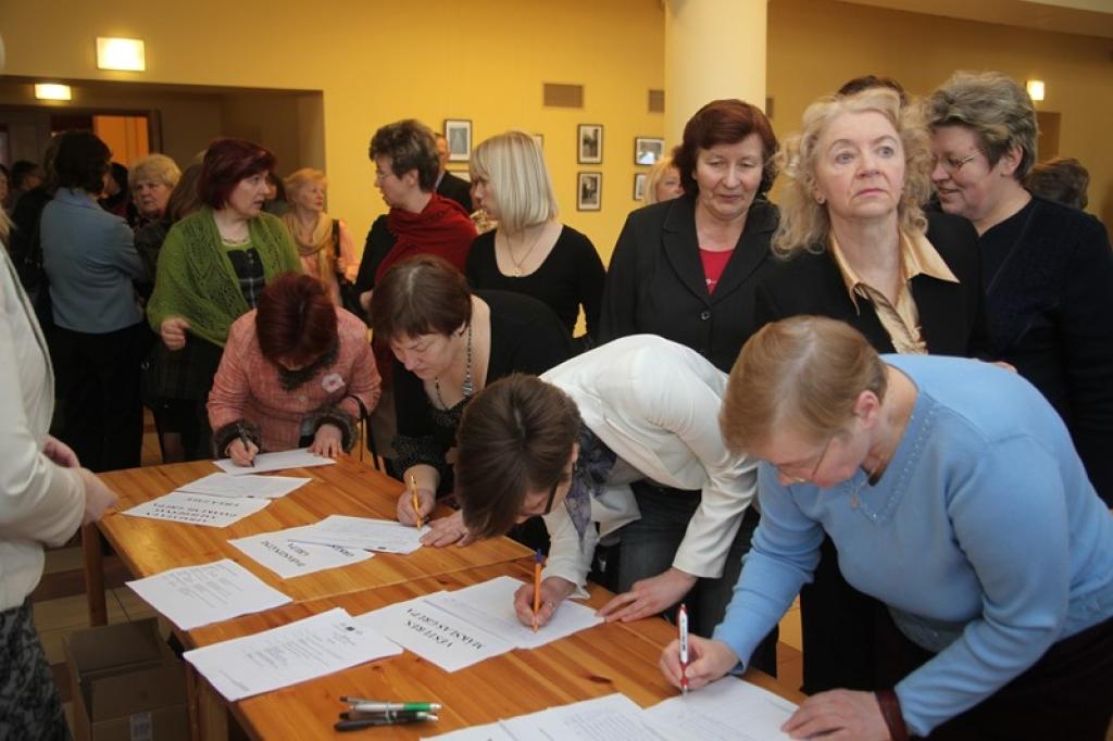 Vakar konferencē Gulbenes kultūras centrā pulcējās 100 novada pedagogu no dažādām novada izglītības iestādēm, lai izmantotu iespējas paaugstināt savu profesionālo karjeru.
Autors: Gatis Bogdanovs