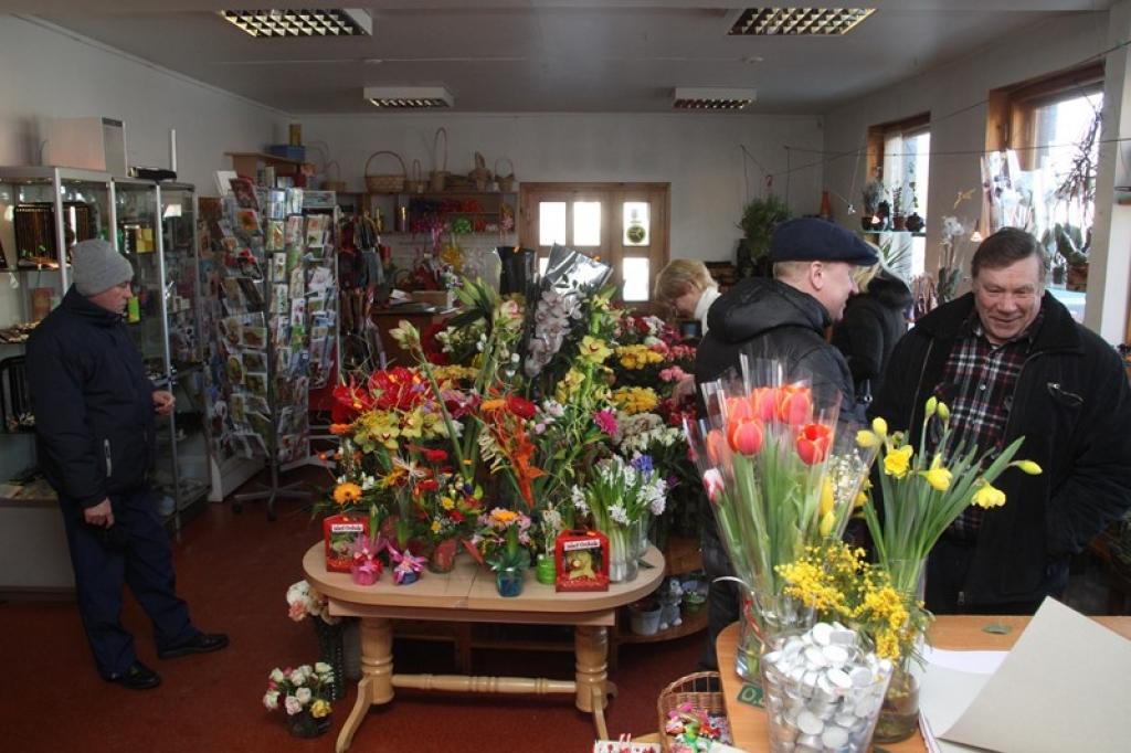 Sieviešu diena ir viena no tām dienām gadā, kad ziedu veikalos lielāka daļa pircēju ir vīrieši.
Autors: Gatis Bogdanovs